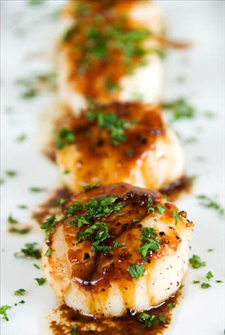 Plated seared scallops